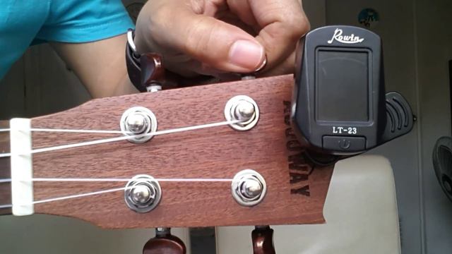 HOW TO TUNE A UKULELE - STANDARD TUNING FOR BEGINNERS смотреть онлайн