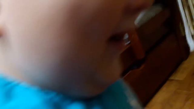 Чистим аквариум с гурами и моллинезиями. Много мелких улиток. смотреть онлайн