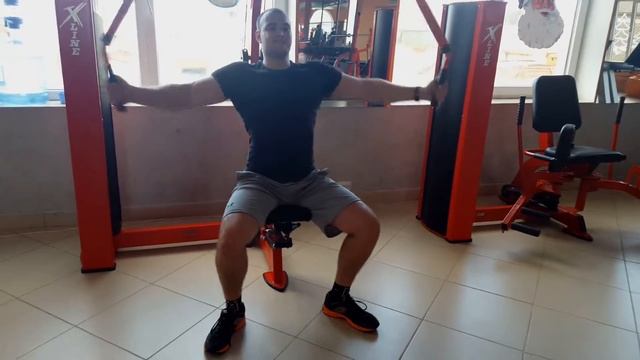 Сведение рук в тренажере сидя смотреть онлайн