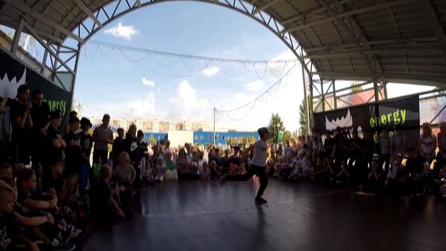 bboy Kirill and bboy Demij look around Kidz - gorilla street summit 2018 смотреть онлайн
