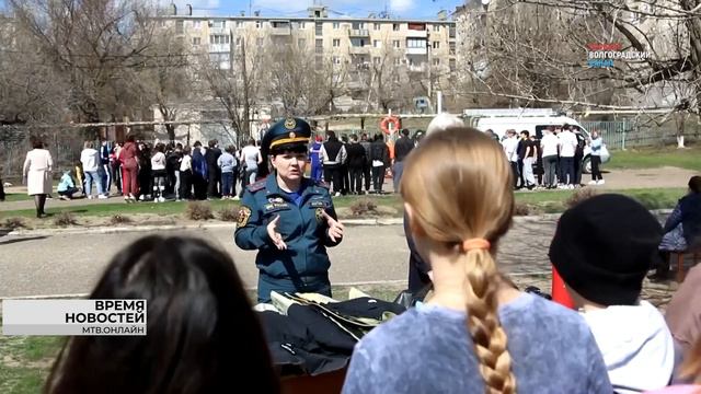 Обзор МЧС России по Волгоградской области: вертолет против огня, подводная экспедиция и спасение люд смотреть онлайн