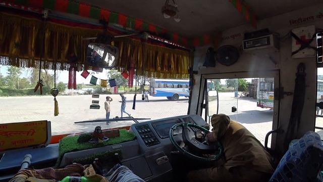 Индия. Едем из Дели в Гималаи. Атмосфера путешествий на автобусе смотреть онлайн
