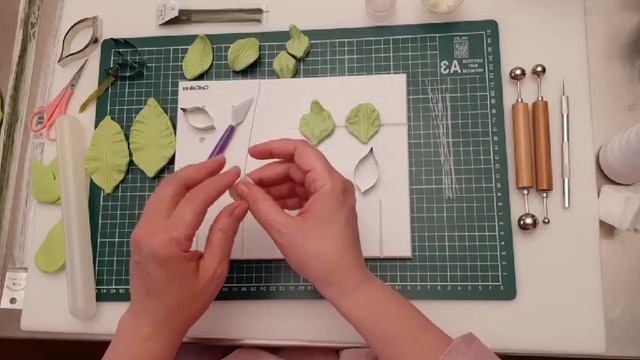 How to make a gum paste Clematis flower using Wisteria SugarArt veiners