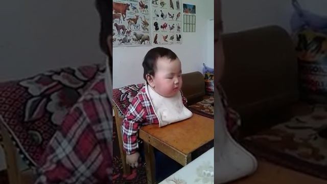 Бедный малыш не может спать хаха смотреть онлайн