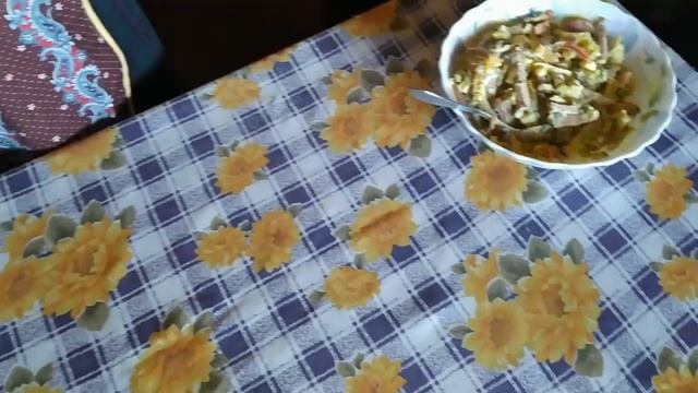 БЫСТРЫЙ ИМПРОВИЗИРОВАНЫЙ САЛАТ С ФАСОЛЬЮ И СУХАРИКАМИ. смотреть онлайн