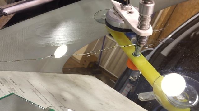 Ремонт трещины на лобовом стекле - Как остановить трещину на автостекле! смотреть онлайн