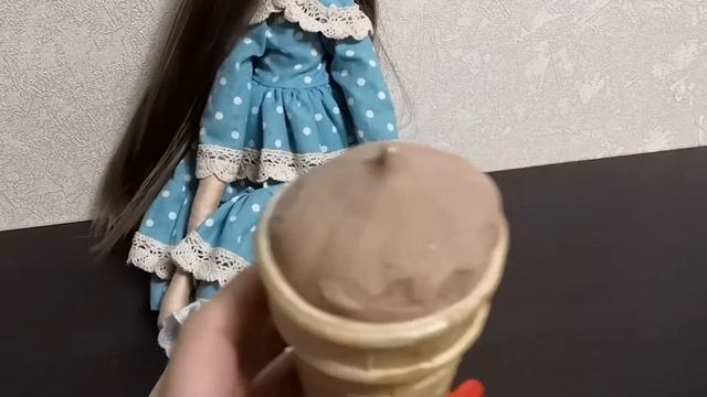 Шоколадный пломбир в вафельном стаканчике