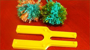 Как сделать помпон на вилке. Изготовление помпонов на шаблоне.