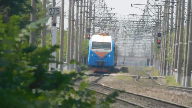 Электровоз ЭП1М-471 с пассажирским поездом №260 Санкт-Петербург - Анапа смотреть онлайн