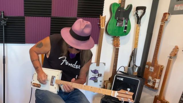 Wolf River Blues Happy Birthday Gus Cannon 3 String Cigar Box Guitar Heavy Slide Blues Vox Mini Go смотреть онлайн