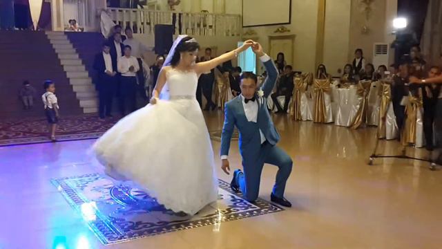 Свадебный танец в Алматы (Егіз лебіз)  Chuck Berry-You Never Can Tell
