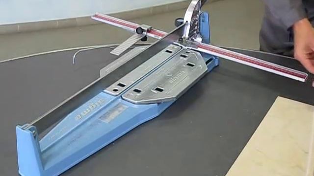 taglio listello gres porcellanato a 90° con tagliapiastrelle sigma art. 2D4 смотреть онлайн