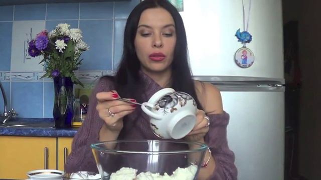 СЫРНИКИ С ИЗЮМОМ. Рецепт нежнейших сырников смотреть онлайн