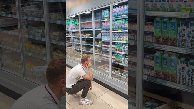 Посмотрел на молоко.