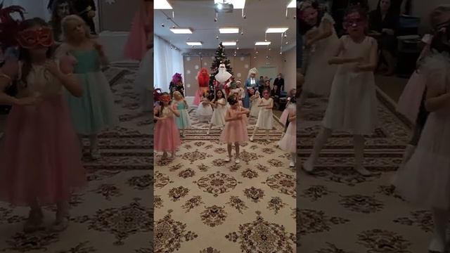 Новогодний утренник 2021-2022 г г. Д/с √187. Группа"Колокольчики". Часть 2. смотреть онлайн