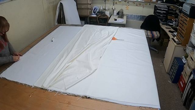 Making Double Pleat To Pattern Zoffany Moon Silk Interlined & Lined Curtains смотреть онлайн