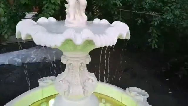 Фонтан Мальчик с рыбкой. Близкий просмотр. смотреть онлайн