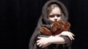 Стихотворение "Оборванного мишку утешала..."