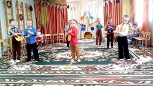 Танец с саксофонами на празднике в детском саду в честь 8 марта