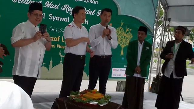 Wakil walkot taipe 台北副市長 Mr,CHARLES LIN dan kepala KDEI Mr.ROBERT J.B potong tumpeng смотреть онлайн
