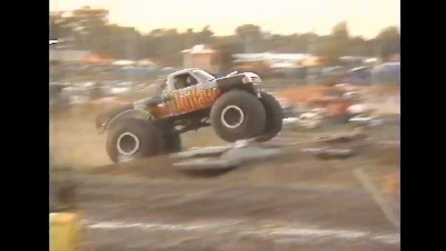 OUTLAW MONSTER TRUCK FLIP! 4-WHEEL & OFF ROAD JAMBOREE FALL NATIONALS! INDIANAPOLIS, INDIANA! смотреть онлайн