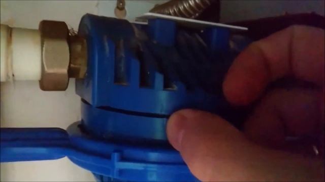 Замена МАГИСТРАЛЬНОГО ФИЛЬТРА холодной воды / Как поменять КАРТРИДЖ в магистральном фильтре смотреть онлайн