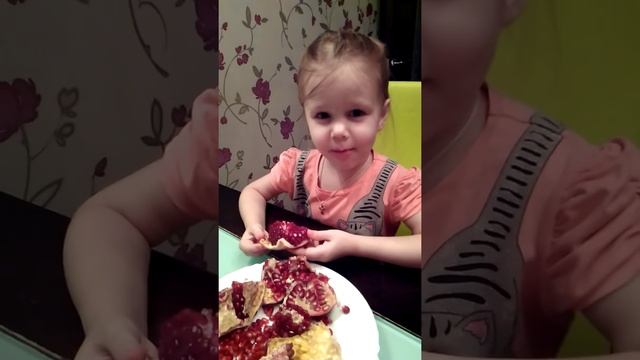Кушаем гранат, чего его чистить, так вкуснее! смотреть онлайн