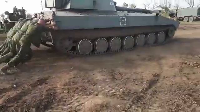Как солдаты заводят танк с толкача смотреть онлайн