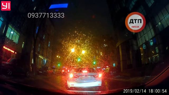 Стоим мы такие в заторе на Обсерваторной перед Артема и тут едет недоразумение. Жаль никого навстре смотреть онлайн