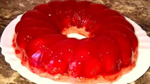 Клубничное желе. Желе из желатина. Желе с ягодами.