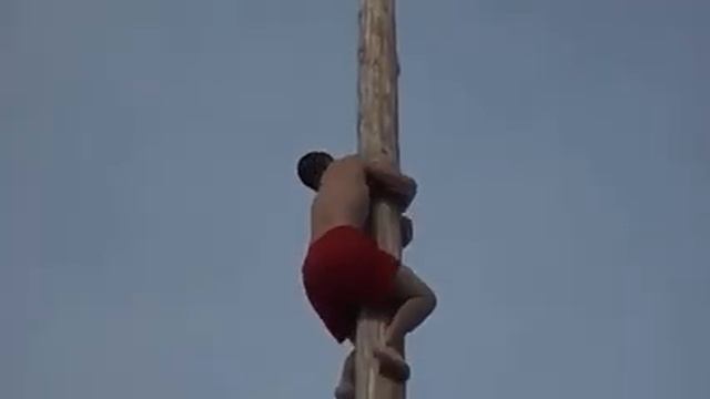 Лазание по столбу за призом смотреть онлайн