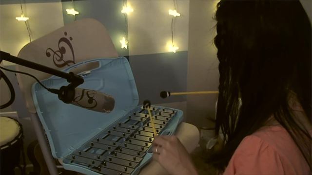 Livi Yiu's Ukulele+Xylophone cover of the classic, "Moon River" смотреть онлайн