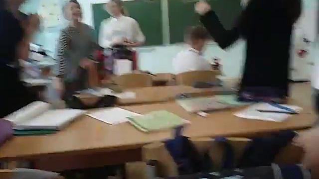 Наш класс на уроке когда учитель не пришёл:) смотреть онлайн