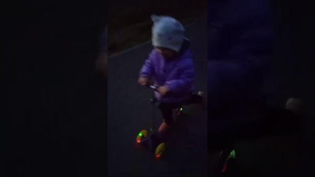 Ребёнок в 2 года 7 месяцев катается на самокате Kreiss смотреть онлайн