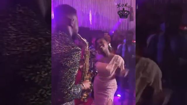 Groom serenades wife With Saxophone At Their Wedding Reception смотреть онлайн