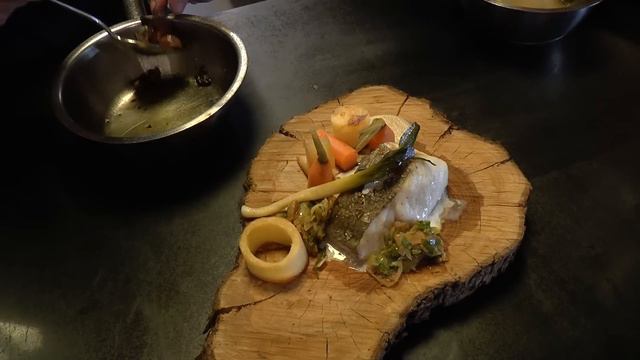 Peter De Clercq prepares codfish grilled on olive wood смотреть онлайн