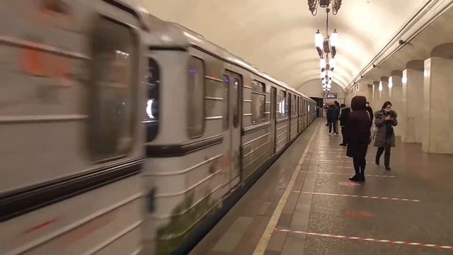 "С наступающим!"Новогодний метропоезд Еж-3/Ем-508Т (81-508Т/710) №32 на ст.м.Курская в Москве,2021г смотреть онлайн