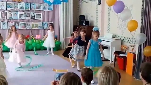 Настя делает колесо в конце танца, умничка моя! смотреть онлайн