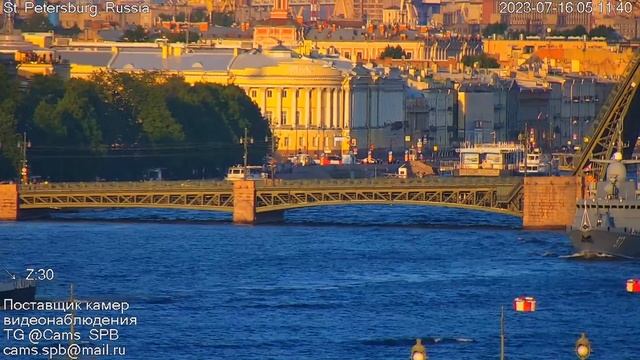 Корабли прошли по Неве в золотом свете. Показываем редкое зрелище смотреть онлайн