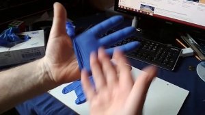Как быстро надеть разовые резиновые перчатки.