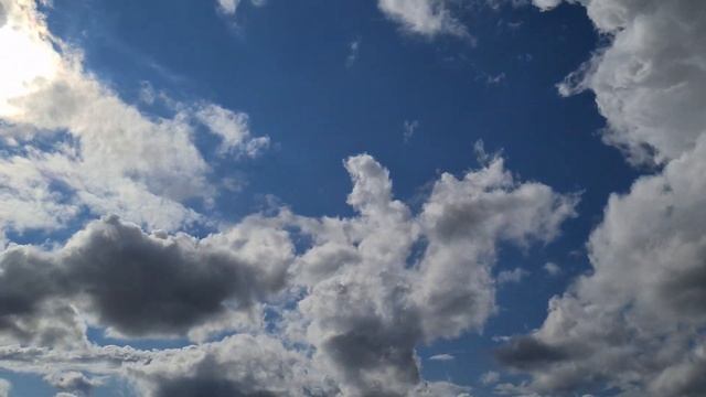 Быстро плывущие облака по небу - 4K видео с музыкой . 4К видео заставка с облаками. Видео с музыкой смотреть онлайн