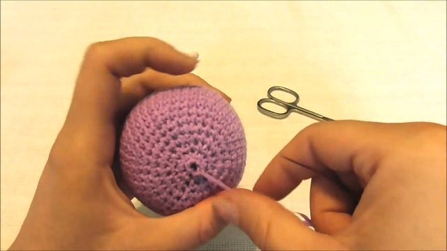 Как аккуратно завершить вязание. Стягиваем отверстие. Уроки вязания игрушек. смотреть онлайн