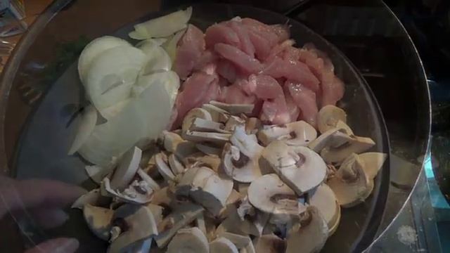 КУРИЦА с ГРИБАМИ в СЛИВОЧНОМ СОУСЕ-Очень вкусно.Рецепт смотреть онлайн
