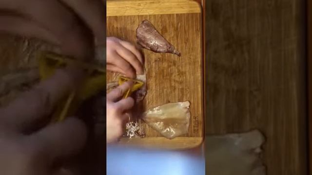 Быстрый способ почистить кальмары. Теперь чищу только так! смотреть онлайн