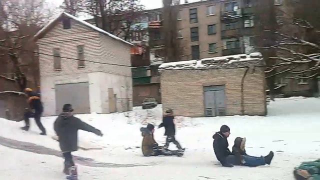 В Донецке дети катаются с горки