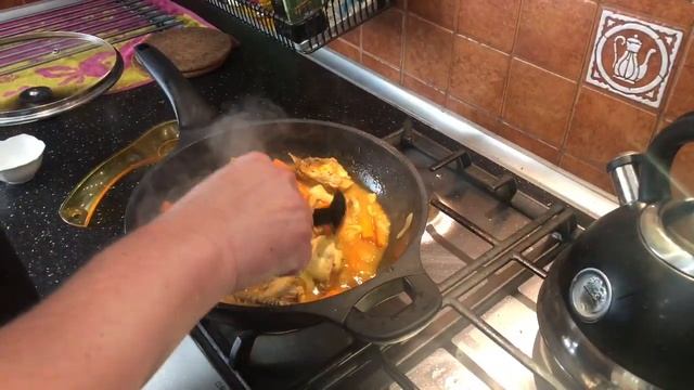 Плов из курицы на сковороде дома эпизод №575 смотреть онлайн