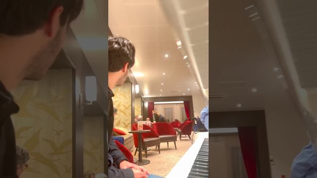 Une Mamy tape le piano avec sa canne, et s’énerve contre moi смотреть онлайн