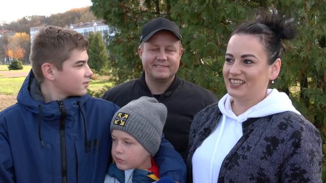 Аллея семейных деревьев за городским парком пополнилась новыми кленами смотреть онлайн