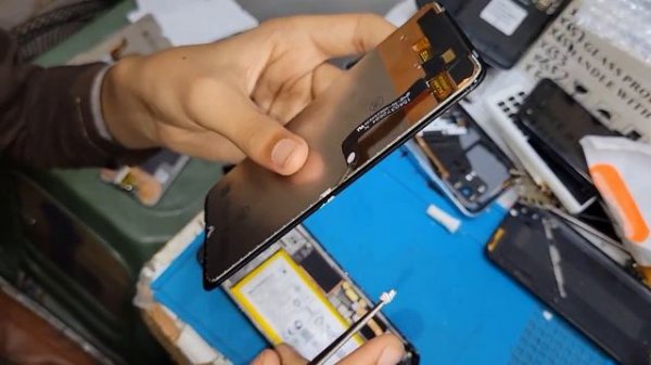 Замена экрана Fix Your Motorola One Zoom Screen with These Easy Replacement Steps