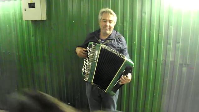 Баянист Анатолий сыграл кубинскую (афганскую?) мелодию смотреть онлайн